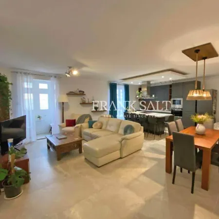 Apartment 3 Bedroom Luxury With Garden And Church Views