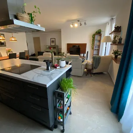 Apartment 3 Bedroom Luxury With Garden And Church Views