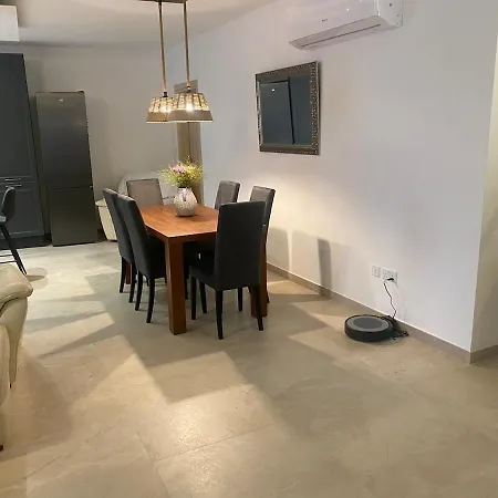 Apartment 3 Bedroom Luxury With Garden And Church Views