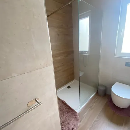 Apartmán 3 Bedroom Luxury With Garden And Church Views